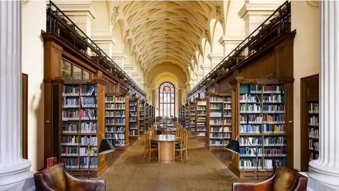 A virtuális térben lebegő ódon könyvtár története