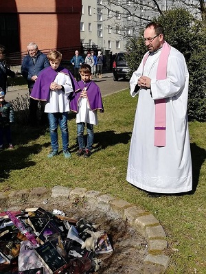 Bocsánatot kér a könyvégető pap