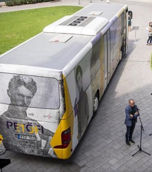 Petőfi hosszában repül át a hazán