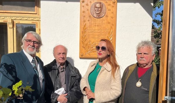 Emléktábla hirdeti Szögligeten: itt élt Fecske Csaba