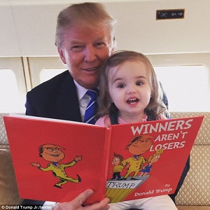 Trump olvas