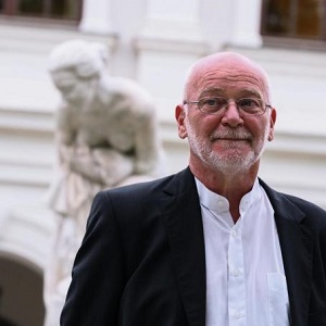 Százhatvankét pályázó több mint háromszáz vers