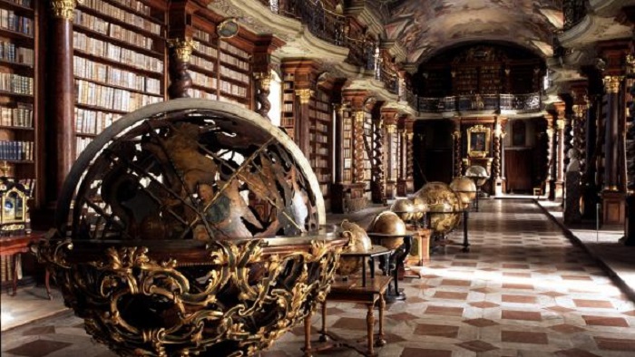 Barokk polcokon hétmillió nyomtatvány