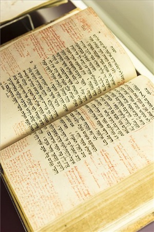 Újra Debrecenben a különleges biblia