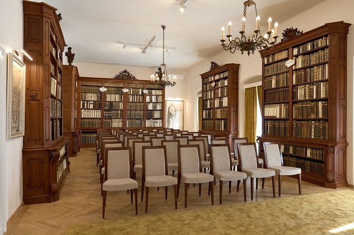 Egy barokk bútorzattal védett kiskönyvtár históriája