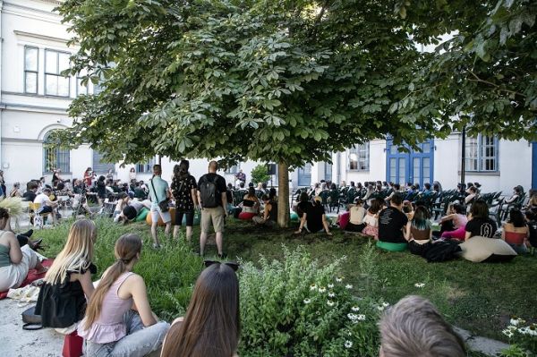 Egész nyáron fesztivál a PIM kertjében