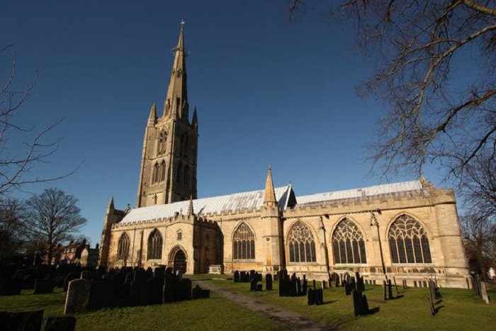 Anglia hatodik legmagasabb templomában működő könyvtár története