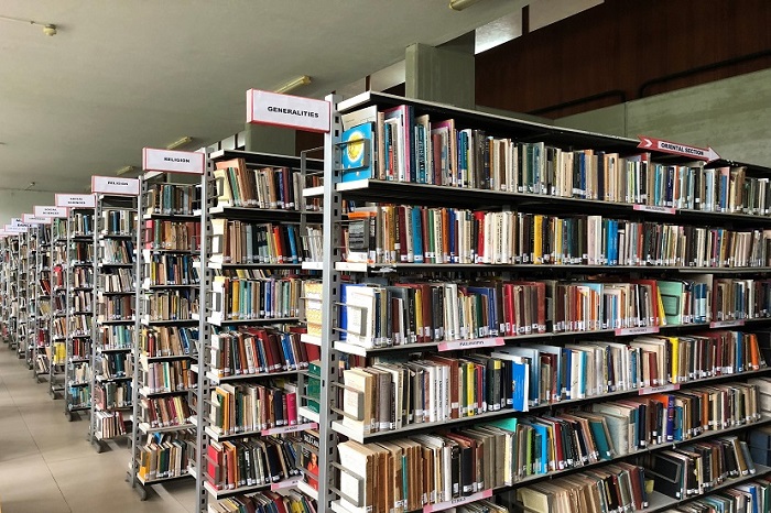 Séta a Gandhiról elnevezett könyvtárban 